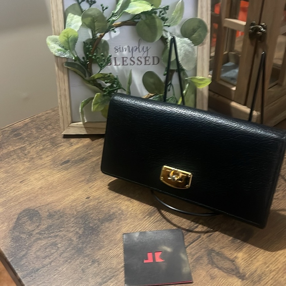 Junko wallet 

Elegant Black Leather